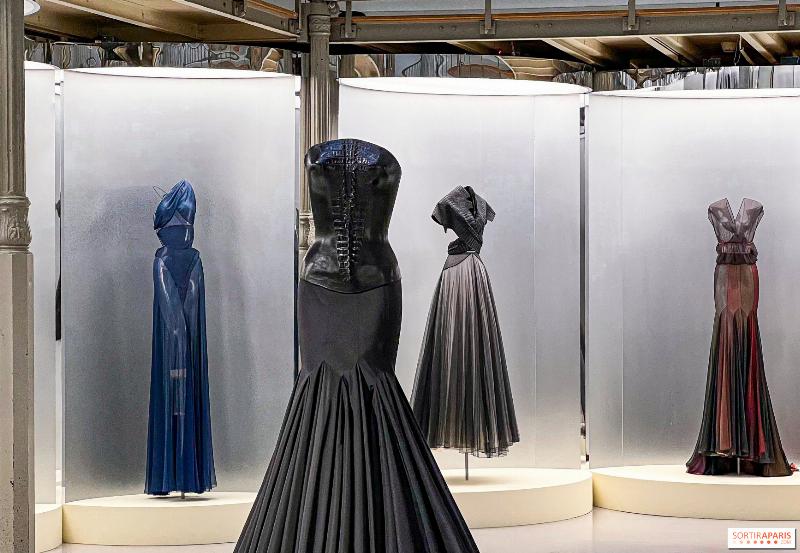 Pièce de haute couture française exposée au Musée des Arts Décoratifs, illustrant l’élégance et l’innovation du design